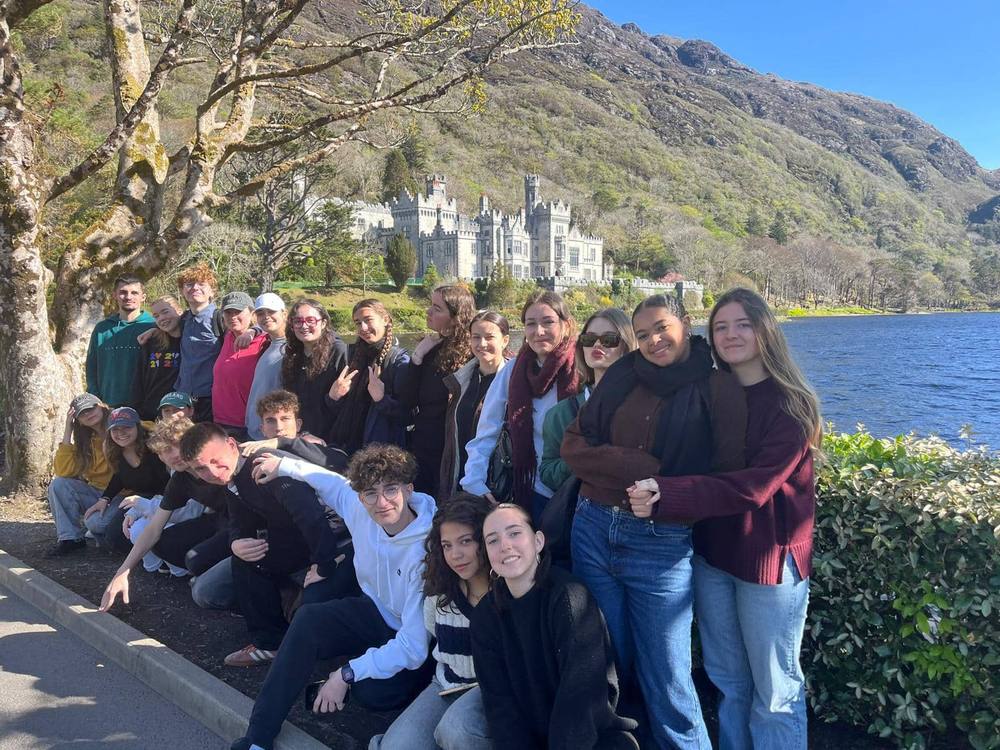 Un groupe Tribus devant l'abbaye de Kylemore, en Irlande
