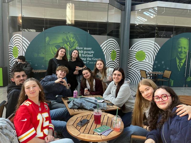 Des élèves Tribus pendant une pause lors de leur voyage
