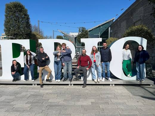 Un groupe Tribus devant le musée EPIC à Dublin