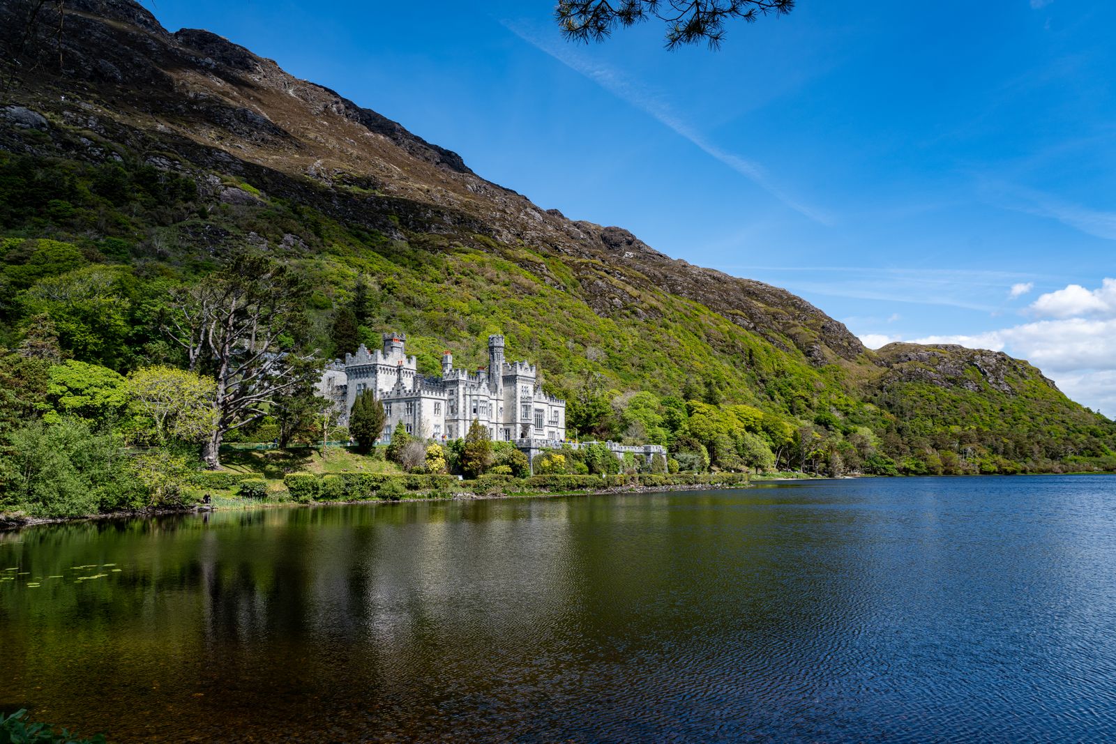 L'abbaye de Kylemore au bord du lac, dans le Connemara
